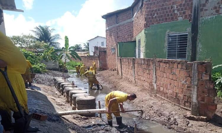 No local, os trabalhadores estão executando a limpeza com uso de equipamentos como escavadeira hidráulica, retroescavadeiras e também há uma equipe de agentes de limpeza manual/Foto: Divulgação/Prefeitura de Paulista No local, os trabalhadores estão executando a limpeza com uso de equipamentos como escavadeira hidráulica, retroescavadeiras e também há uma equipe de agentes de limpeza manual/Foto: Divulgação/Prefeitura de Paulista