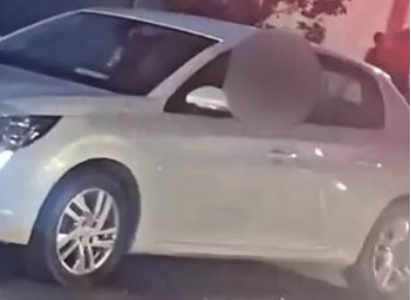 carro foi atingido por disparos de arma de fogo/Foto: Redes Sociais
