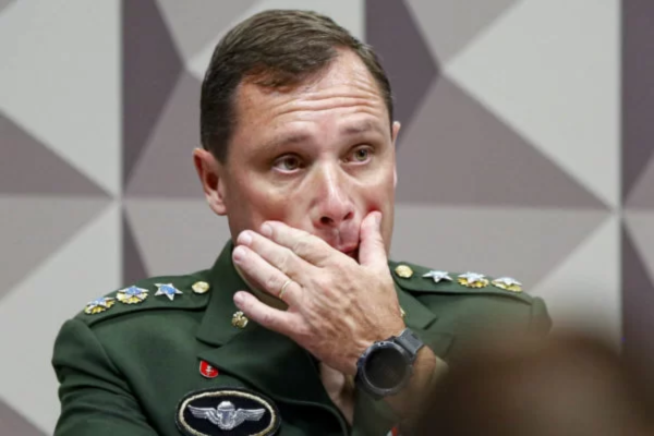 Tenente-coronel do Exército Brasileiro, Mauro Cid, ex-ajudante de ordens de Bolsonaro, fica em silêncio durante sessão da CPMI do 8 de Janeiro/Crédito: Vinícius Schmidt/Metrópoles Tenente-coronel do Exército Brasileiro, Mauro Cid, ex-ajudante de ordens de Bolsonaro, fica em silêncio durante sessão da CPMI do 8 de Janeiro/Crédito: Vinícius Schmidt/Metrópoles