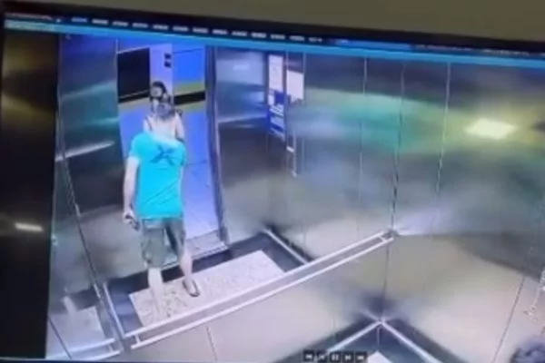 Homem flagrado assediando nutricionista em elevador/Crédito: Reprodução Homem flagrado assediando nutricionista em elevador/Crédito: Reprodução