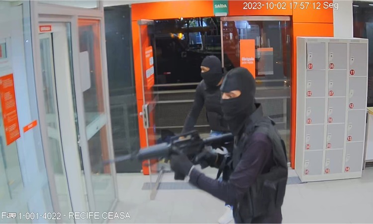 Durante a ação foi utilizado um fuzil M16, calibre .556. Dois vigilantes foram rendidos, enquanto um terceiro conseguiu entrar no carro forte, impedindo a subtração do numerário/Foto: Divulgação/PCPE Durante a ação foi utilizado um fuzil M16, calibre .556. Dois vigilantes foram rendidos, enquanto um terceiro conseguiu entrar no carro forte, impedindo a subtração do numerário/Foto: Divulgação/PCPE