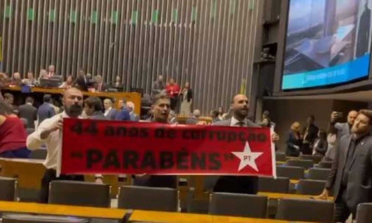 Deputados bolsonaristas levaram faixa contra o PT durante homenagem ao partido na Câmara/foto: Reprodução/Lindbergh Farias