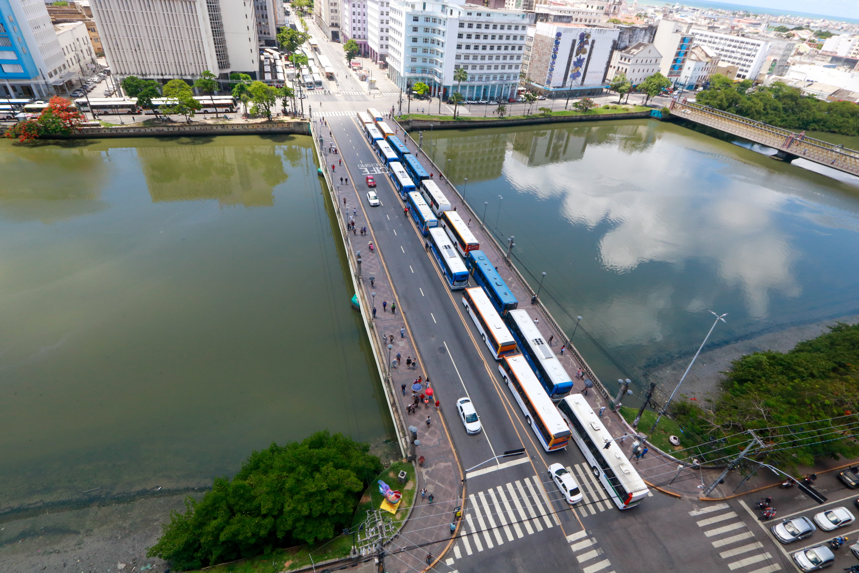 Motoristas de ônibus protestam no Centro do Recife/Foto: Marina Torres;DP