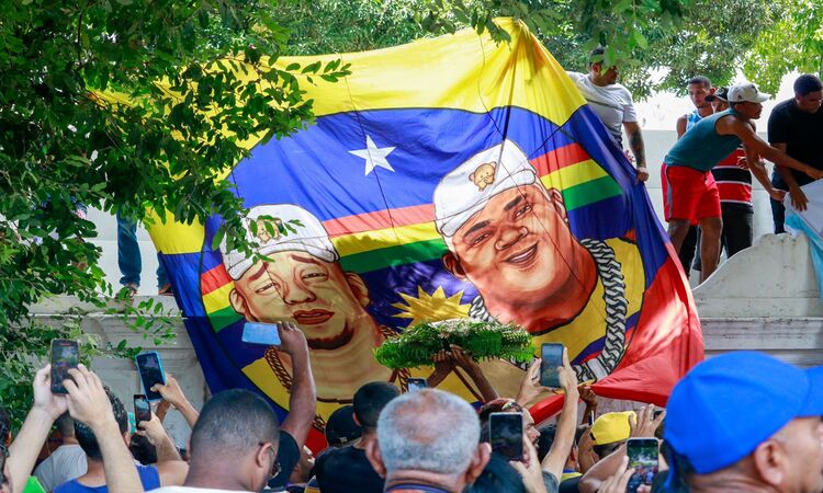 Bandeira de Shevchenko e Elloco no sepultamento de Elloco/Marina Torres/DP Foto Bandeira de Shevchenko e Elloco no sepultamento de Elloco/Marina Torres/DP Foto