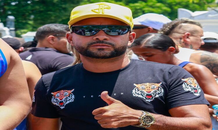 MC Leozinho esteve no cemitério de Santo Amaro para se despedir do amigo