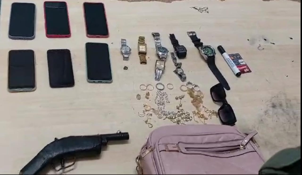Arma caseira, celulares, joias e relógios foram recuperados/Foto: PRF Arma caseira, celulares, joias e relógios foram recuperados/Foto: PRF