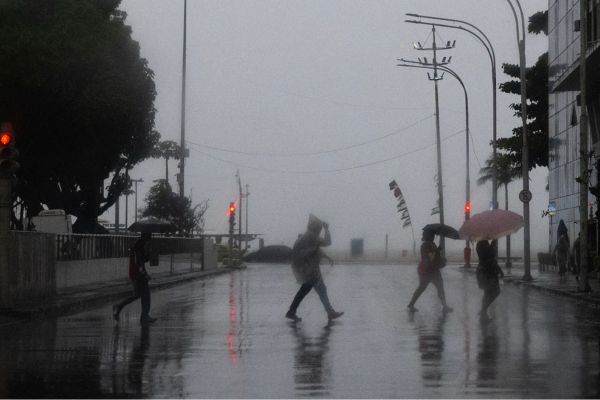 Pessoas atravessam uma rua em frente à praia de Copacabana, no Rio de Janeiro, Brasil, em 22 de março de 2024/Crédito: PABLO PORCIUNCULA / AFP Pessoas atravessam uma rua em frente à praia de Copacabana, no Rio de Janeiro, Brasil, em 22 de março de 2024/Crédito: PABLO PORCIUNCULA / AFP