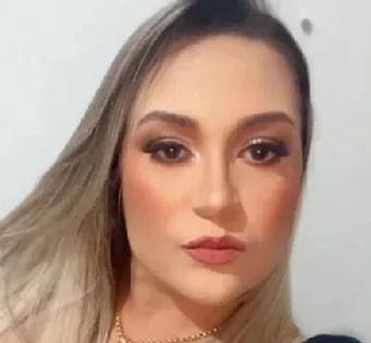 A vítima fatal, identificada como Eline Ferreira da Silva, de 34 anos, foi atingida por cinco disparos de arma de fogo e morreu dentro do veículo em que conduzia, em Garanhuns, no sábado (23)/Foto: Reprodução/Redes Sociais A vítima fatal, identificada como Eline Ferreira da Silva, de 34 anos, foi atingida por cinco disparos de arma de fogo e morreu dentro do veículo em que conduzia, em Garanhuns, no sábado (23)/Foto: Reprodução/Redes Sociais