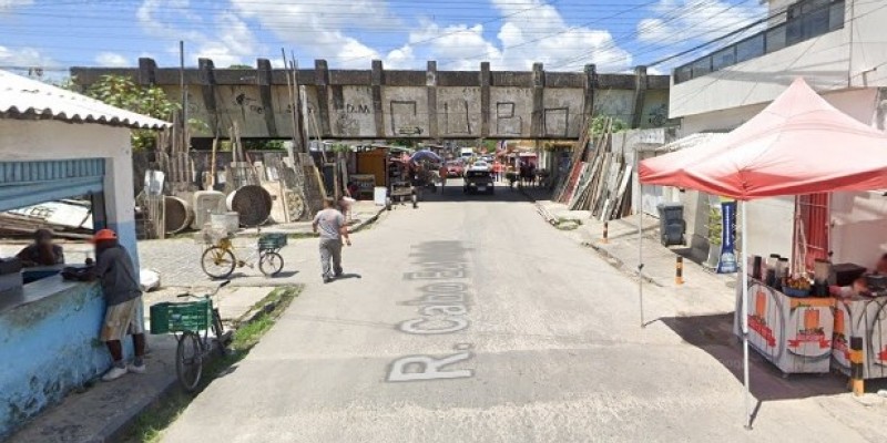 O suspeito é apontado como autor de vários roubos cometidos na Rua Imperial, próximo ao Pontilhão do Metrô, no Centro do Recife/Foto: Google Street View O suspeito é apontado como autor de vários roubos cometidos na Rua Imperial, próximo ao Pontilhão do Metrô, no Centro do Recife/Foto: Google Street View