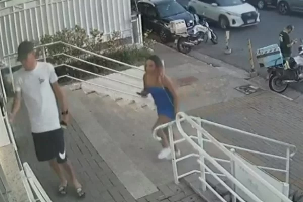 Resultados dos laudos foram divulgados pelo Fantástico, que também exibiu imagens da chegada de Livia ao prédio do jogador/Foto: Reprodução/TV Globo Resultados dos laudos foram divulgados pelo Fantástico, que também exibiu imagens da chegada de Livia ao prédio do jogador/Foto: Reprodução/TV Globo