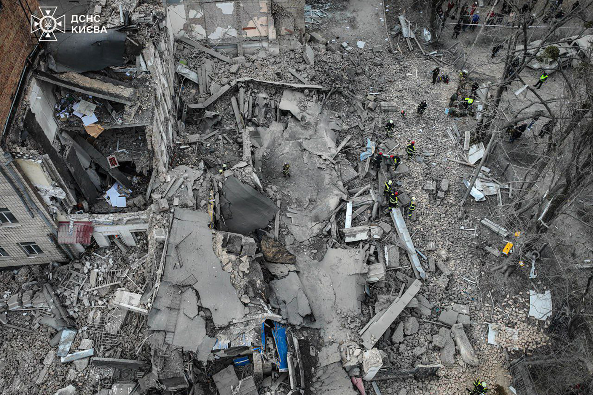 Equipes de resgate trabalhando no local de um ataque com mísseis em Kiev, em meio à invasão russa da Ucrânia/Foto: HANDOUT / UKRAINIAN EMERGENCY SERVICE / AFP Equipes de resgate trabalhando no local de um ataque com mísseis em Kiev, em meio à invasão russa da Ucrânia/Foto: HANDOUT / UKRAINIAN EMERGENCY SERVICE / AFP