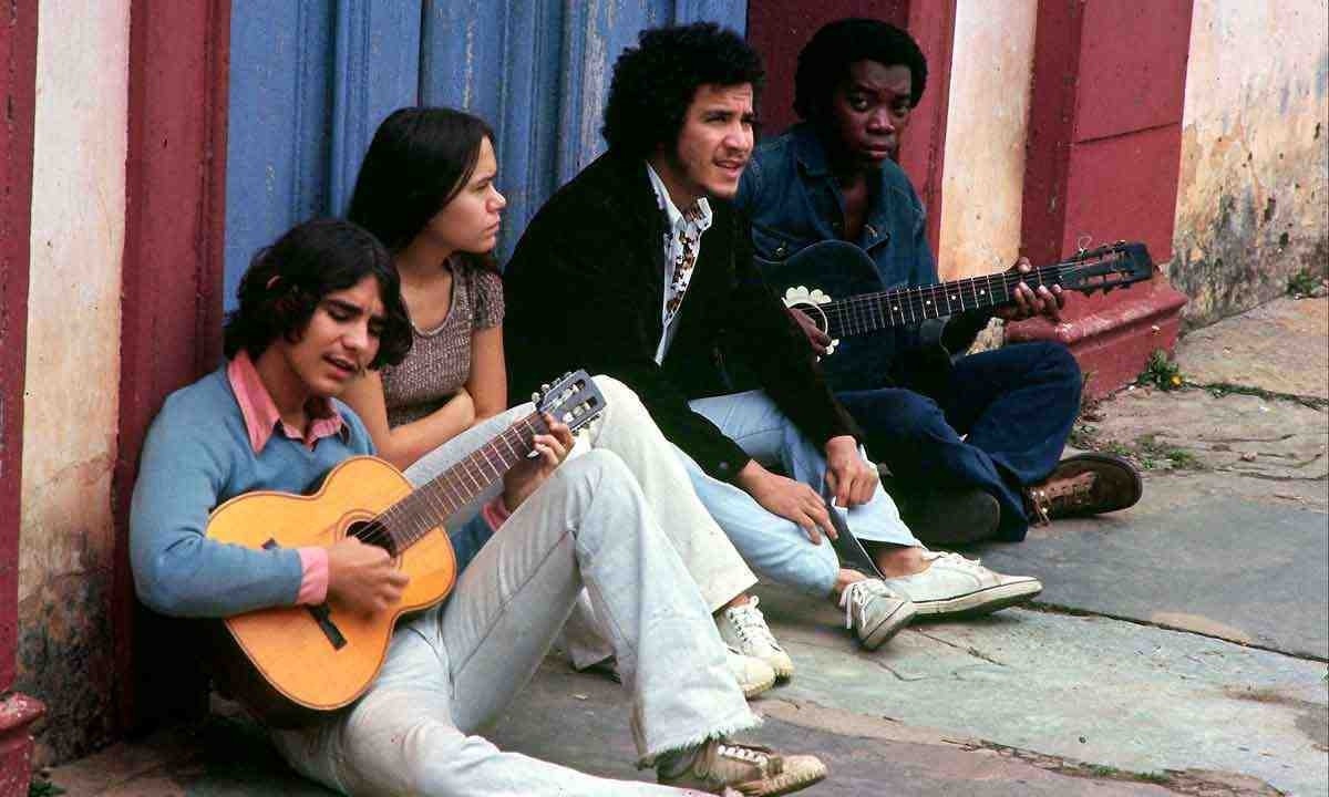 Integrantes do Clube da Esquina durante viagem a passeio a Diamantina, em 1971; documentário usa fotos e vídeos de arquivo