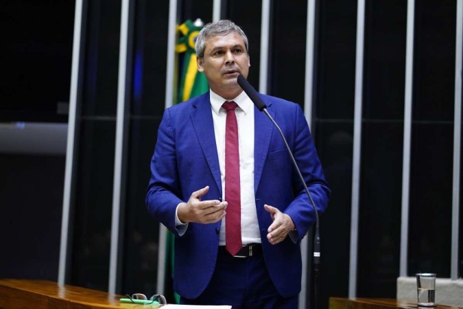 Para Lindbergh Farias, estadia do ex-presidente, por dois dias, na Embaixada da Hungria sugere "tentativa clara de pavimentar o terreno para eventual fuga ou proteção estrangeira"/foto: Pablo Valadares/Câmara dos Deputados Para Lindbergh Farias, estadia do ex-presidente, por dois dias, na Embaixada da Hungria sugere "tentativa clara de pavimentar o terreno para eventual fuga ou proteção estrangeira"/foto: Pablo Valadares/Câmara dos Deputados