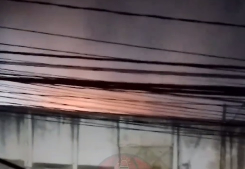 Fogo e fuma&ccedil;a foram observados atr&aacute;s de muro da unidade/Foto: Redes Sociais