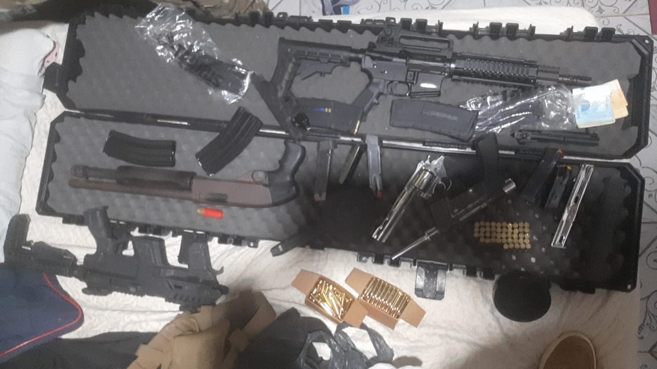 Na operação, a polícia aprendeu um verdadeiro arsenal de armas de grosso calibre e até granadas de uso restrito militar/Foto: Divulgação/PCPE Na operação, a polícia aprendeu um verdadeiro arsenal de armas de grosso calibre e até granadas de uso restrito militar/Foto: Divulgação/PCPE