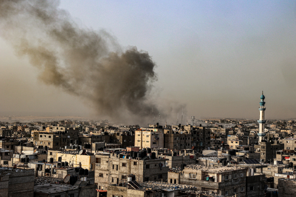 Ondas de fumaça sobre edifícios após o bombardeio israelense em Rafah, no sul de Gaza/Crédito: SAID KHATIB / AFP Ondas de fumaça sobre edifícios após o bombardeio israelense em Rafah, no sul de Gaza/Crédito: SAID KHATIB / AFP