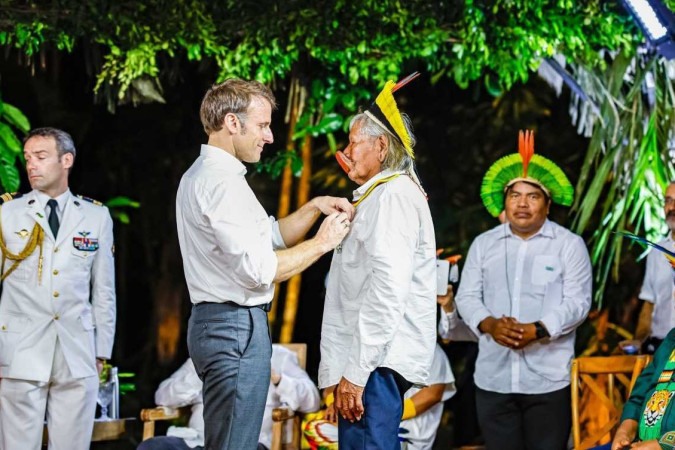 Macron condecora Raoni por reconhecer a importância do líder indígena na defesa do meio ambiente/foto: Ricardo Stuckert / PR Macron condecora Raoni por reconhecer a importância do líder indígena na defesa do meio ambiente/foto: Ricardo Stuckert / PR