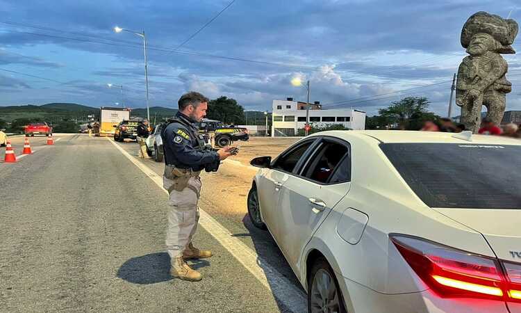 A ação tem o objetivo de reduzir a violência no trânsito, conscientizar e gerar mais segurança para quem vai viajar nesse período/Foto: Divulgação/PRF A ação tem o objetivo de reduzir a violência no trânsito, conscientizar e gerar mais segurança para quem vai viajar nesse período/Foto: Divulgação/PRF