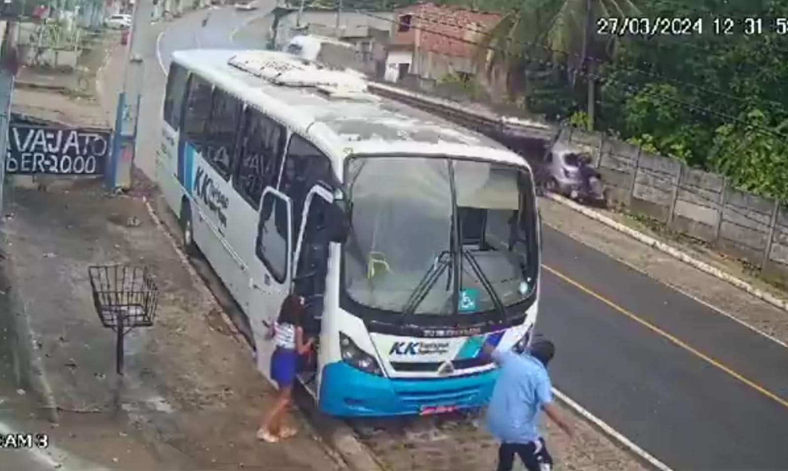 Antes de se chocar com o motociclista, o caminhão bateu em dois carros enquanto descia uma rua de ré/Foto: Reprodução/Redes sociais Antes de se chocar com o motociclista, o caminhão bateu em dois carros enquanto descia uma rua de ré/Foto: Reprodução/Redes sociais