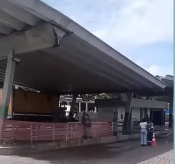Parte do teto desabou em terminal/Foto: Reprodução