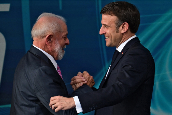 O presidente brasileiro Luiz Inácio Lula da Silva (E) e o presidente francês Emmanuel Macron apertam as mãos durante o lançamento do submarino Tonelero/Crédito: PABLO PORCIUNCULA / AFP O presidente brasileiro Luiz Inácio Lula da Silva (E) e o presidente francês Emmanuel Macron apertam as mãos durante o lançamento do submarino Tonelero/Crédito: PABLO PORCIUNCULA / AFP