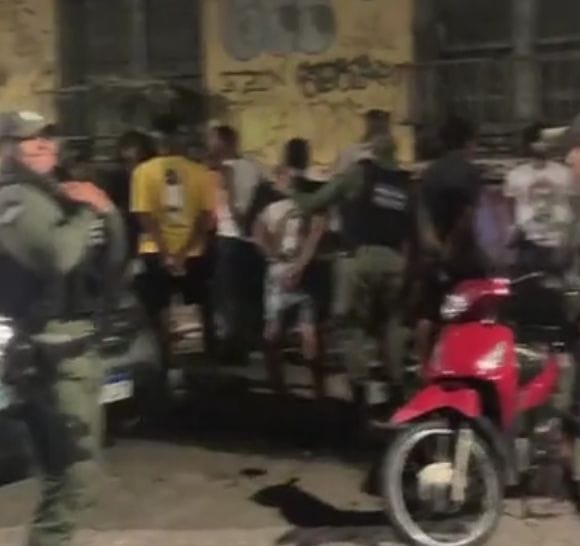 V&iacute;deos que circulam nas redes sociais mostram PMs do 16&ordm; BPM abordando os participantes da Mostra Coletiva de Artes Urbanas, no Centro do Recife/Foto: Reprodu&ccedil;&atilde;o/Redes Sociais