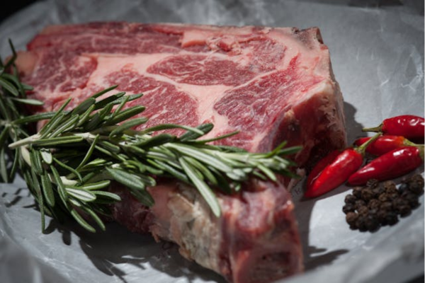 Os católicos não comem frango e nem carne vermelha na sexta-feira santa/Crédito: Freepik Os católicos não comem frango e nem carne vermelha na sexta-feira santa/Crédito: Freepik