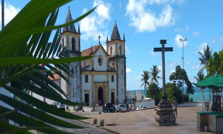 Os fieis adoram e beijam a cruz de Cristo. O momento, bastante solene, não é chamado de missa porque não há consagração do pão e do vinho (Foto: Divulgação/Arquidiocese Recife e Olinda) Os fieis adoram e beijam a cruz de Cristo. O momento, bastante solene, não é chamado de missa porque não há consagração do pão e do vinho/Foto: Divulgação/Arquidiocese Recife e Olinda