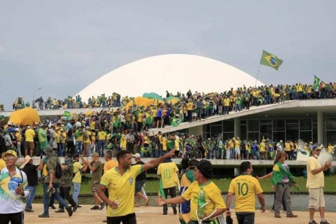 Em 8 de janeiro de 2023, um grupo de apoiadores do ex-presidente Jair Bolsonaro (PL) invadiu e depredou as sedes dos três Poderes - (crédito: AFP)