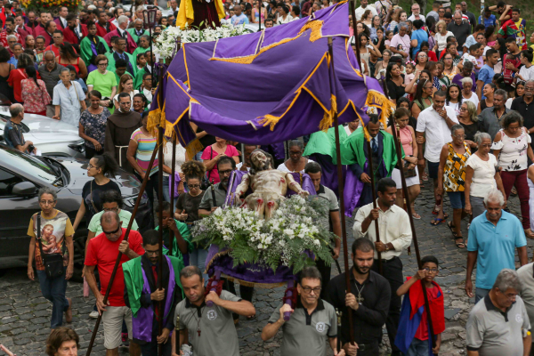 A Procissão do Senhor Morto é apenas uma das cerimônias da Igreja Católica na Sexta-Feira Santa/Crédito: Rafael Vieira A Procissão do Senhor Morto é apenas uma das cerimônias da Igreja Católica na Sexta-Feira Santa/Crédito: Rafael Vieira
