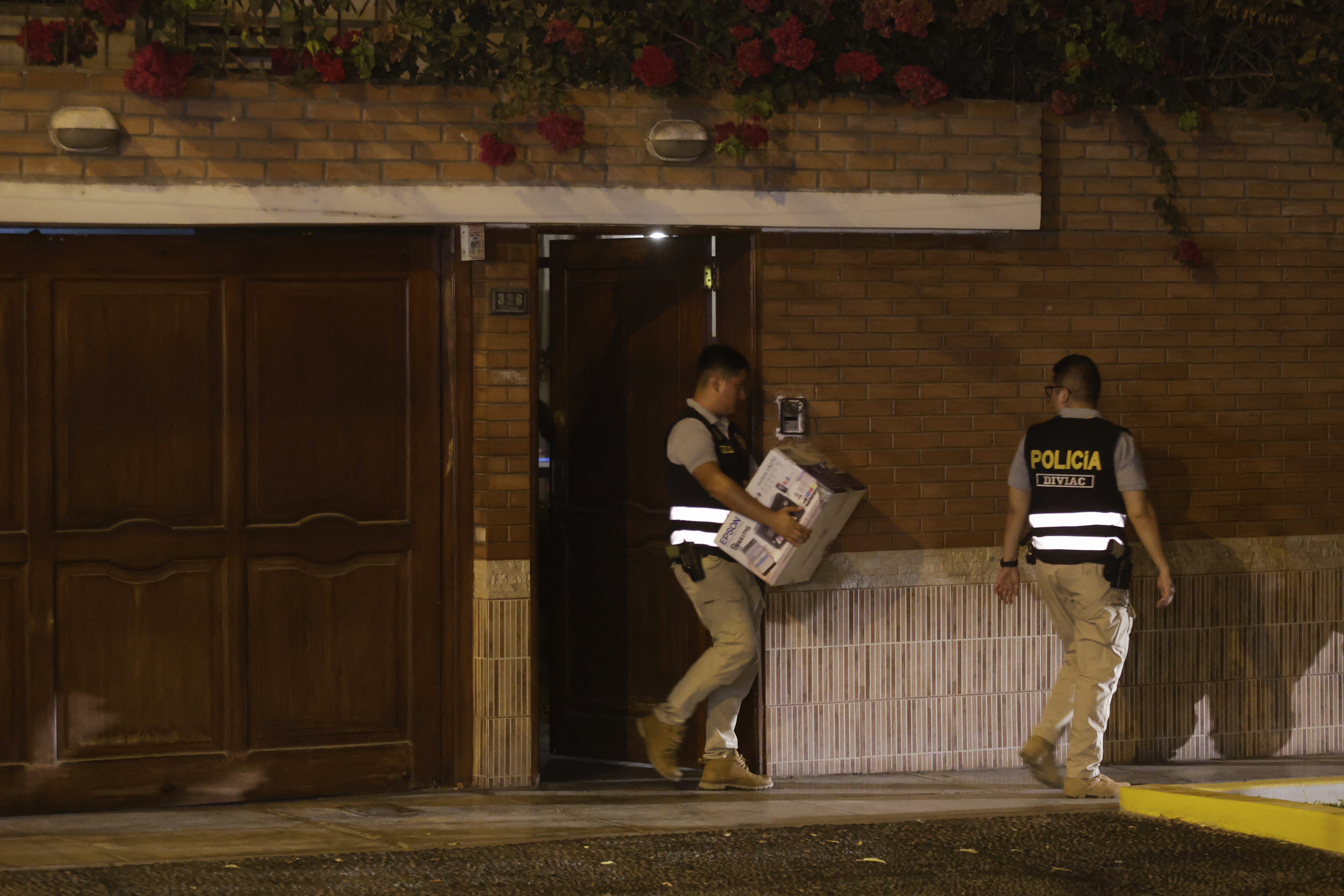 Pol&iacute;cia sai da casa de Dina Boluarte, presidente do Peru/Foto: JUAN CARLOS CISNEROS / AFP