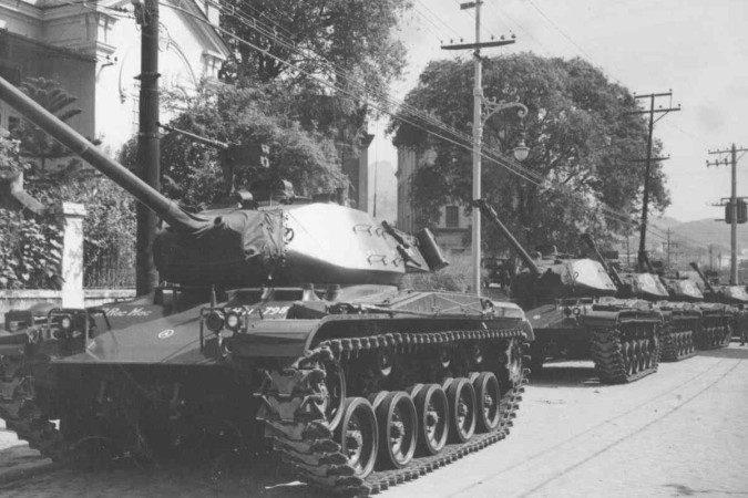 Tanques de guerra do Exército em fila, próximos ao Sindicato dos Metalúrgicos no Rio de Janeiro em abril de 1964 (Foto: João Rodrigues/O Cruzeiro/EM/D.A Press) Tanques de guerra do Exército em fila, próximos ao Sindicato dos Metalúrgicos no Rio de Janeiro em abril de 1964/Foto: João Rodrigues/O Cruzeiro/EM/D.A Press