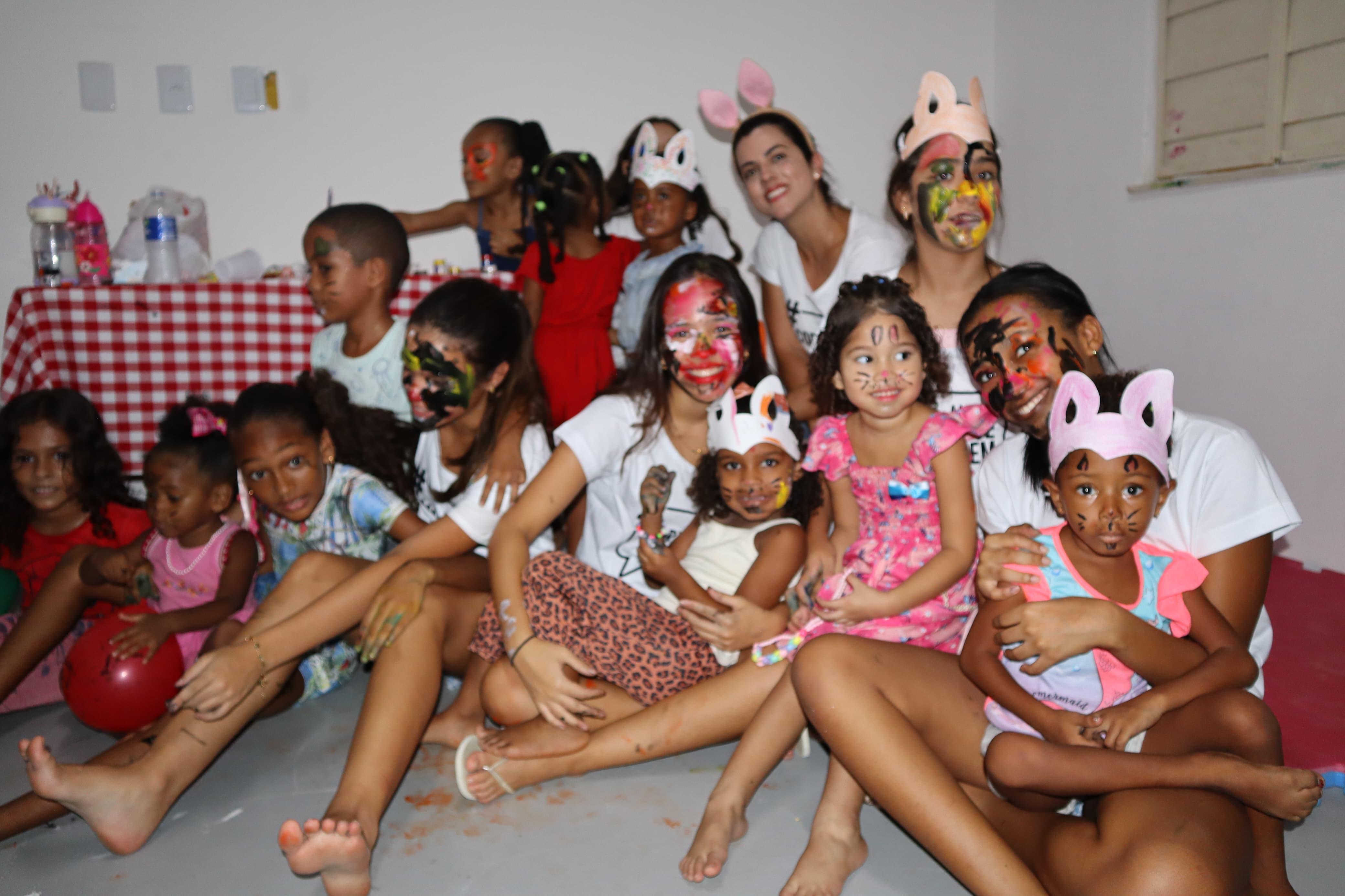 Iniciativa social realiza atividades para crianças e entrega de alimentação para pessoas em situação de rua/Foto: Divulgação Iniciativa social realiza atividades para crianças e entrega de alimentação para pessoas em situação de rua/Foto: Divulgação