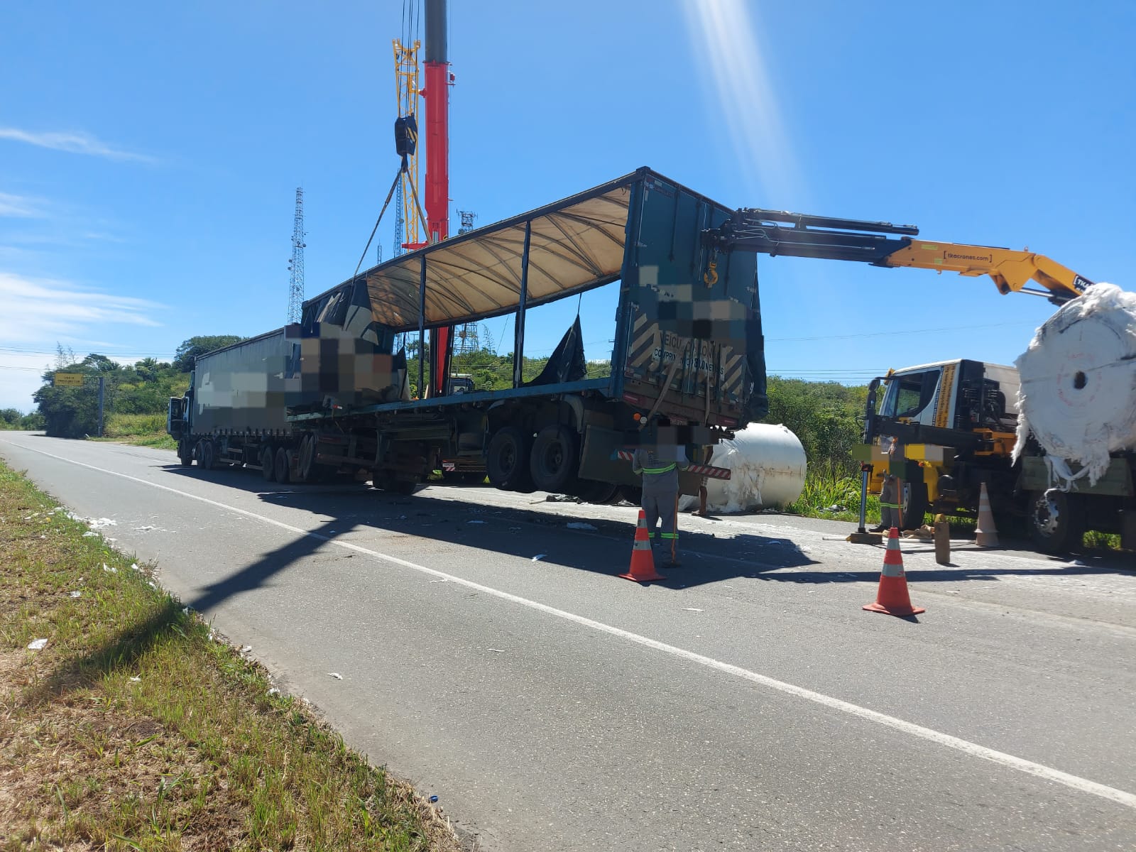 Uma carreta tombou no quilômetro 68 da BR-232/PRF/Divulgação Uma carreta tombou no quilômetro 68 da BR-232/PRF/Divulgação