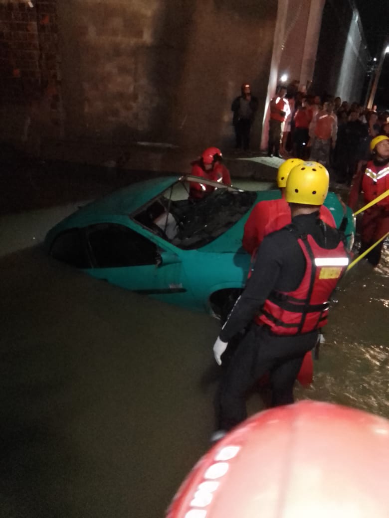 Carro arrastado pela correnteza foi achado pelos bombeiros/Foto: Corpo de Bombeiros