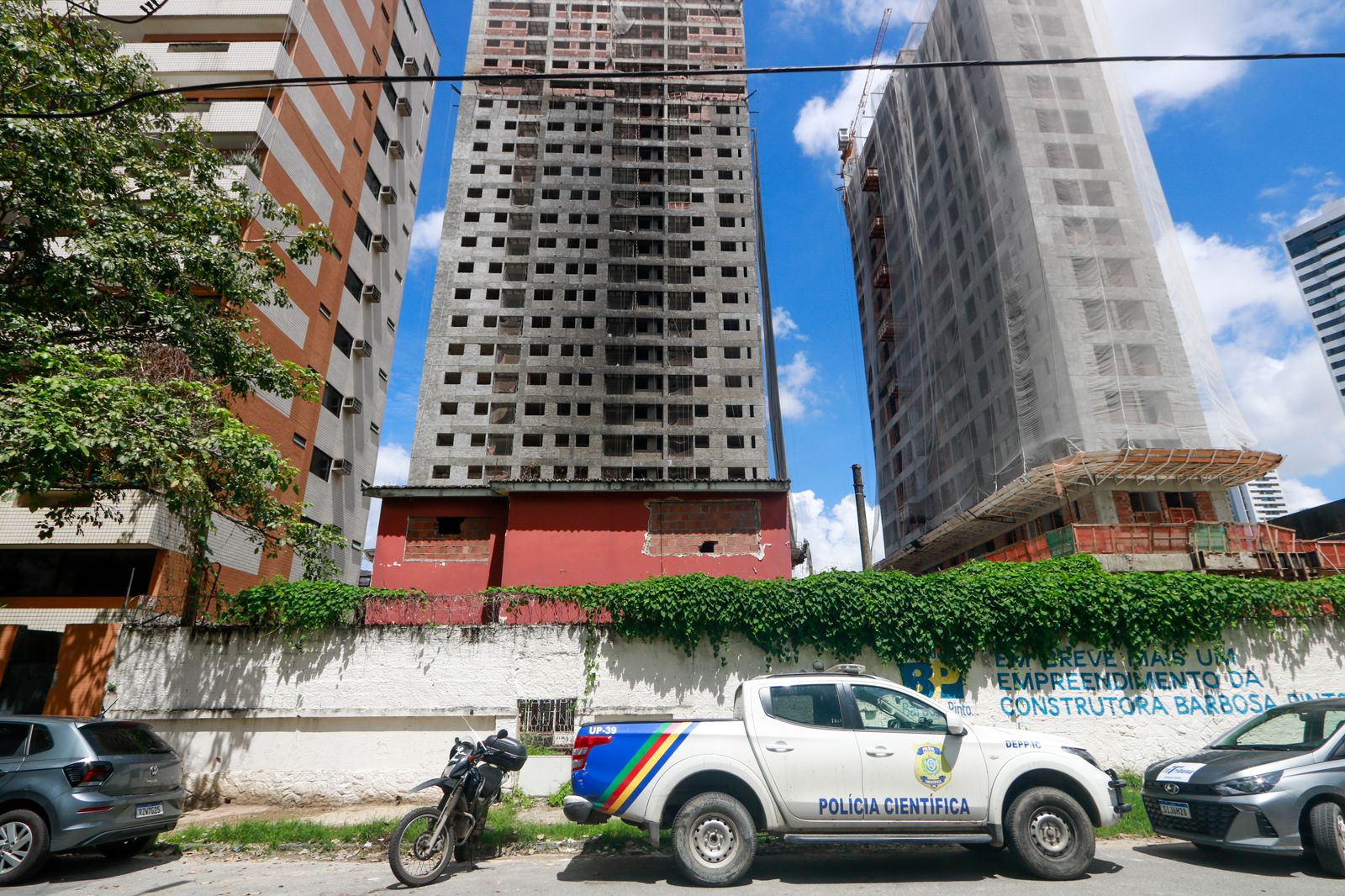 Polícia foi ao prédio que pegou fogo/Foto: Marina Torres/DP FOTO Polícia foi ao prédio que pegou fogo/Foto: Marina Torres/DP FOTO