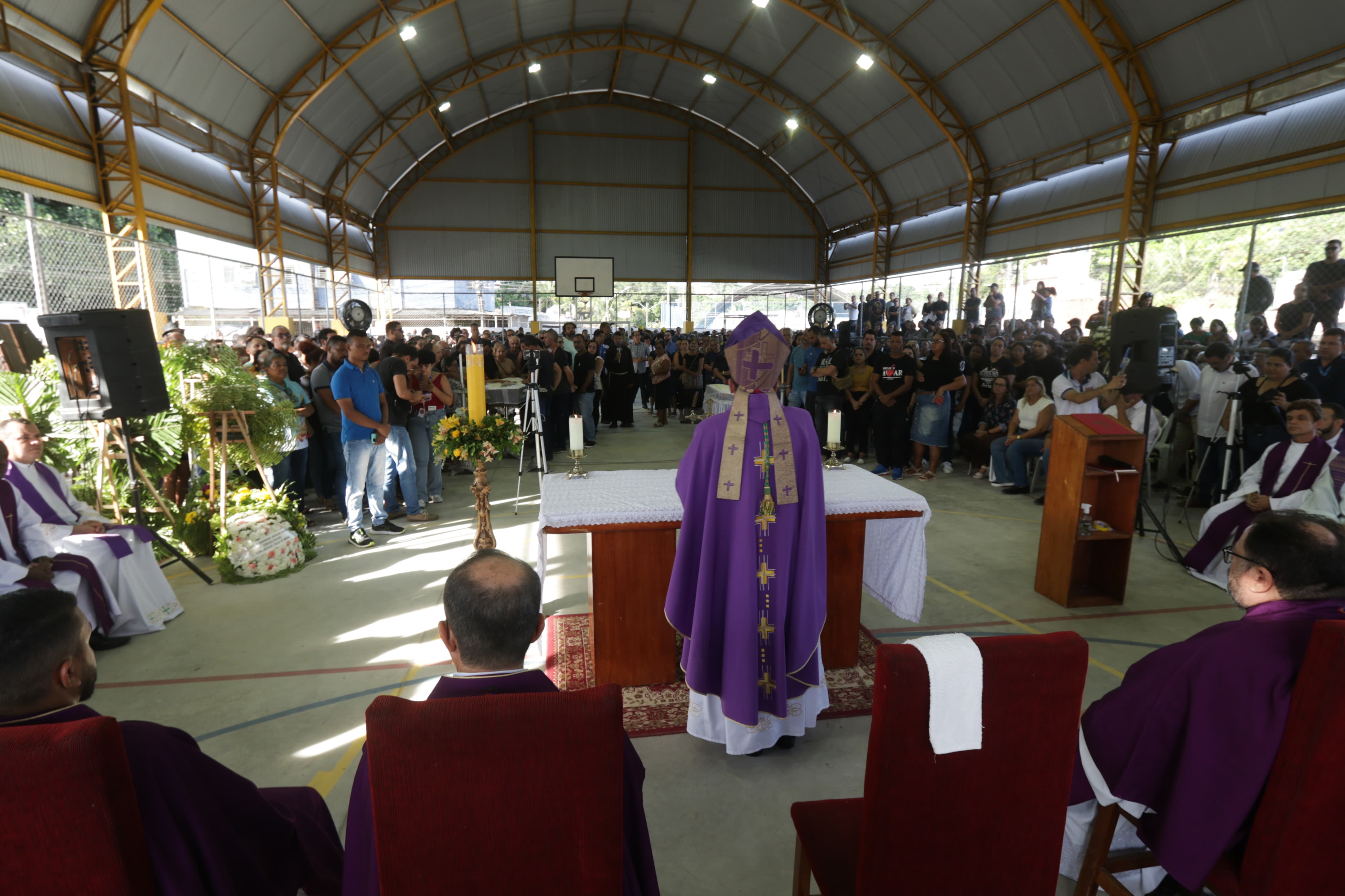A missa de corpo presente de Edson e Amauri está sendo celebrada pelo arcebispo de Olinda e Recife, Dom Paulo Jackson/Foto: Priscilla Melo/DP A missa de corpo presente de Edson e Amauri está sendo celebrada pelo arcebispo de Olinda e Recife, Dom Paulo Jackson/Foto: Priscilla Melo/DP