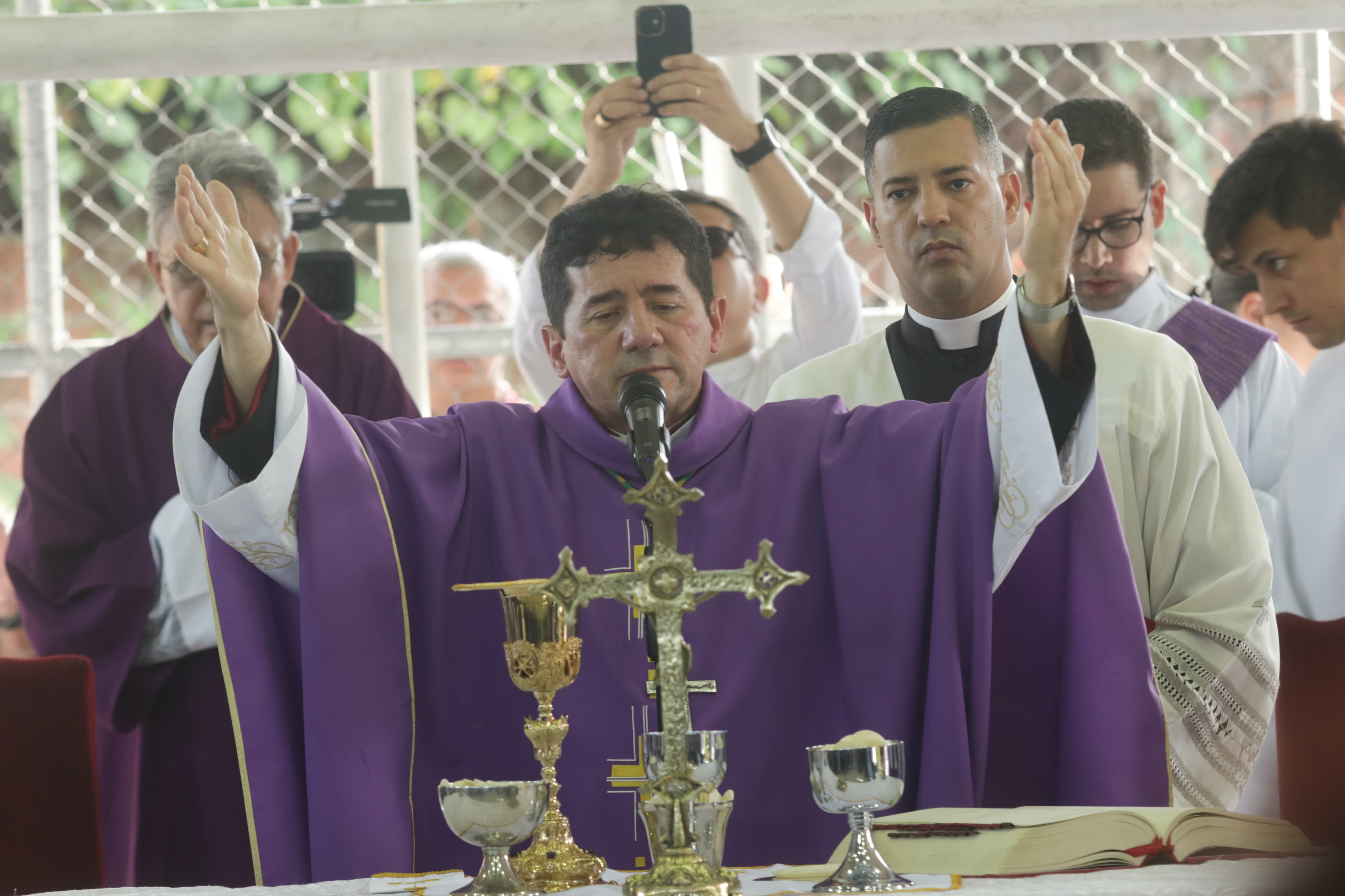 O arcebispo Metropolitano, Dom Paulo Jackson celebrou a missa de corpo presente de duas das cinco vítimas da tragédia, em Marcos Freire, em Jaboatão dos Guararapes