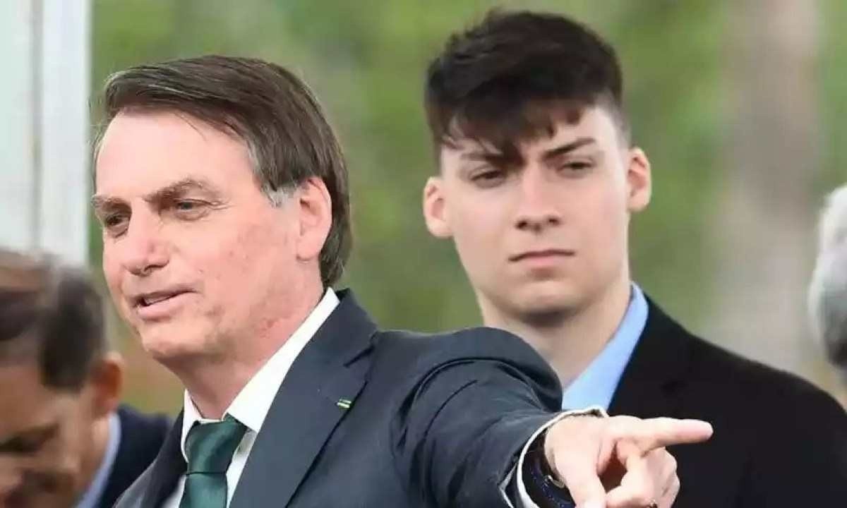 Bolsonaro expulsa aliados em ato em Santa Catarina. Filho 04 do ex-chefe do Executivo, Jair Renan também participou do evento/foto: Evaristo Sa/AFP