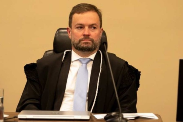 Para o desembargador Falavinha, não há provas que sustentem as ações do PL e da frente liderada pelo PT para que Moro seja cassado/Crédito: Vilmar Chequeleiro/TRE/PR Para o desembargador Falavinha, não há provas que sustentem as ações do PL e da frente liderada pelo PT para que Moro seja cassado/Crédito: Vilmar Chequeleiro/TRE/PR