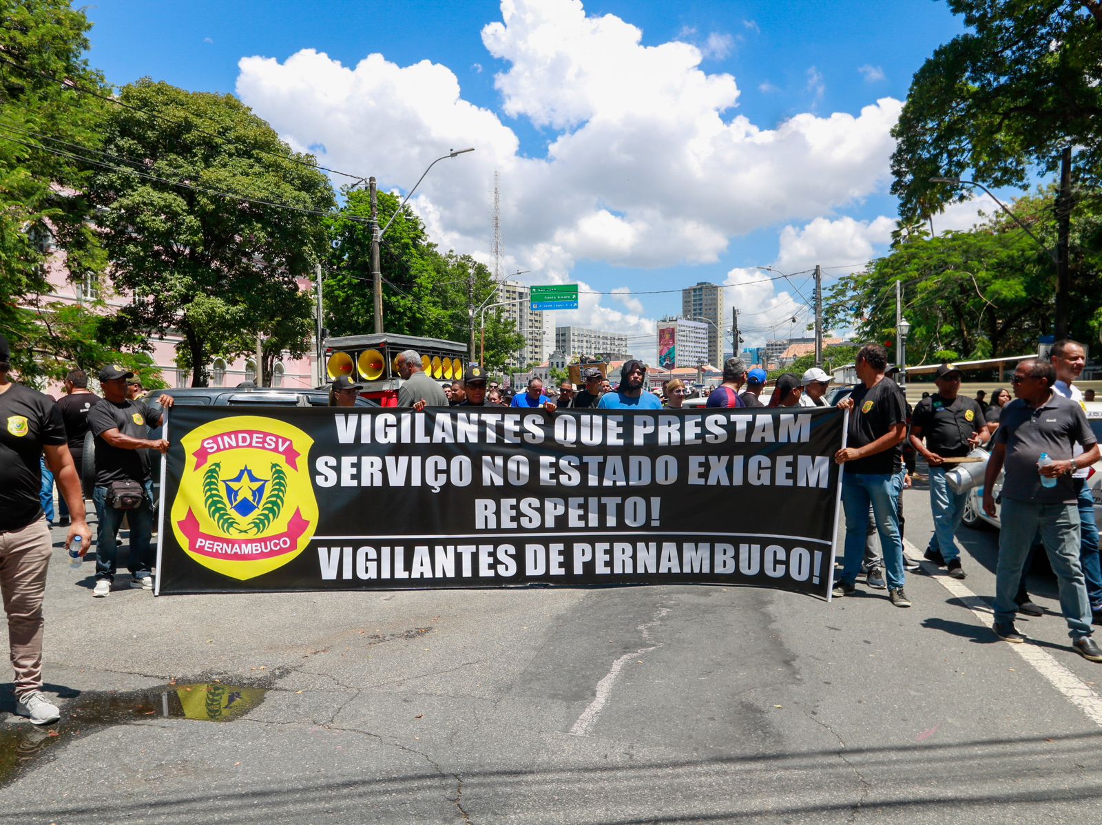 O ato é convocado pelo Sindicato dos Vigilantes do Estado (Sindesv-PE) e os manifestantes seguiram em caminhada pelo Centro do Recife (Foto: Marina Torres/DP) O ato é convocado pelo Sindicato dos Vigilantes do Estado (Sindesv-PE) e os manifestantes seguiram em caminhada pelo Centro do Recife/Foto: Marina Torres/DP