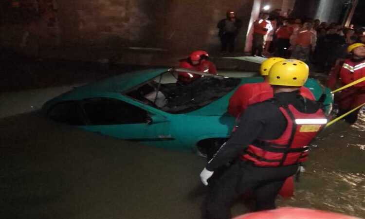 O carro que a vítima estava foi arrastado pela correnteza nas chuvas do último domingo (31), no Agreste pernambucano/Foto: Corpo de Bombeiros O carro que a vítima estava foi arrastado pela correnteza nas chuvas do último domingo (31), no Agreste pernambucano/Foto: Corpo de Bombeiros