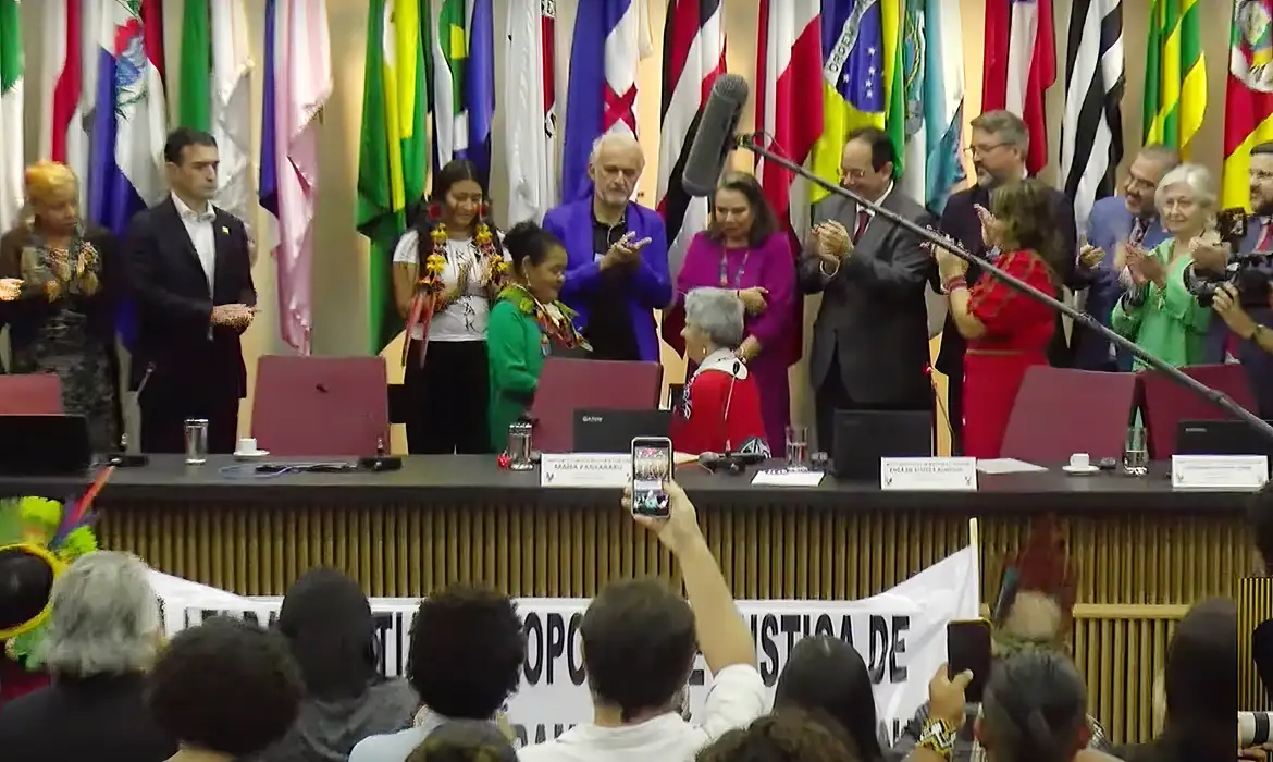 Presidenta da Comissão, Enéa de Stutz e Almeida, pediu desculpas às comunidades krenak e guarani-kaiowá/foto: Frame/MDHC/Youtube Presidenta da Comissão, Enéa de Stutz e Almeida, pediu desculpas às comunidades krenak e guarani-kaiowá/foto: Frame/MDHC/Youtube