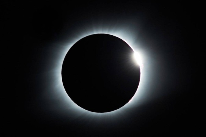 No eclipse solar total, a Terra, a Lua e o Sol se alinham em uma posição exata, o que faz com que o Sol seja tapado pela Lua de quem observa da Terra/foto: Mathew Schwartz/Unsplash No eclipse solar total, a Terra, a Lua e o Sol se alinham em uma posição exata, o que faz com que o Sol seja tapado pela Lua de quem observa da Terra/foto: Mathew Schwartz/Unsplash