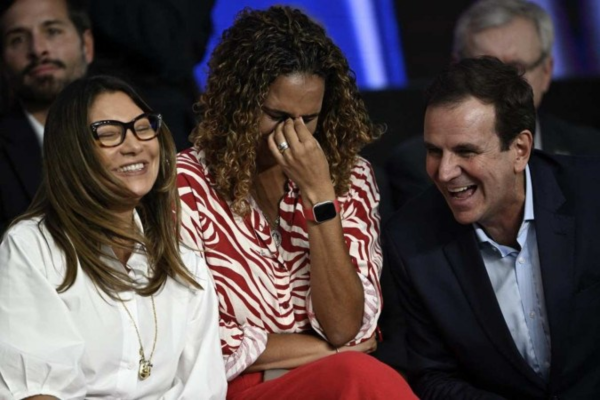 Na primeira fila, Janja e Anielle riem de comentário feito por Paes na cerimônia que lançou o Impa Tech/Crédito: Mauro Pimentel/AFP Na primeira fila, Janja e Anielle riem de comentário feito por Paes na cerimônia que lançou o Impa Tech/Crédito: Mauro Pimentel/AFP