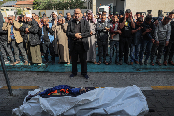 Parentes e amigos rezam junto ao corpo de Saif Abu Taha, membro da equipe do grupo de ajuda World Central Kitchen, com sede nos EUA, que foi morto durante os ataques israelenses/Crédito: SAID KHATIB / AFP Parentes e amigos rezam junto ao corpo de Saif Abu Taha, membro da equipe do grupo de ajuda World Central Kitchen, com sede nos EUA, que foi morto durante os ataques israelenses/Crédito: SAID KHATIB / AFP