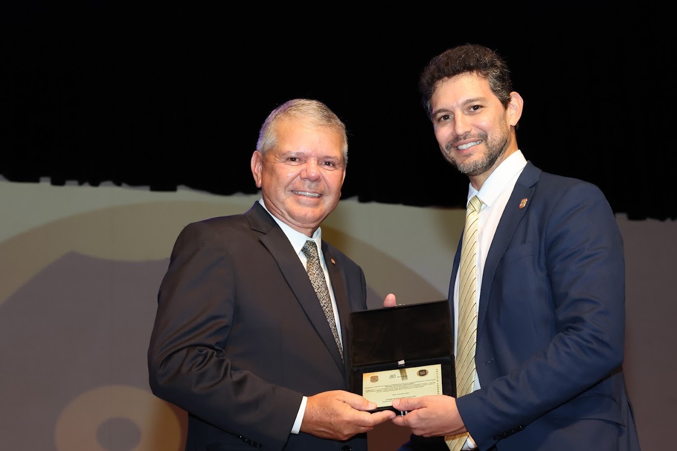 Paes Barreto recebeu placa de Antônio de Pádua Cavalcanti/Foto de Roberta Mariz