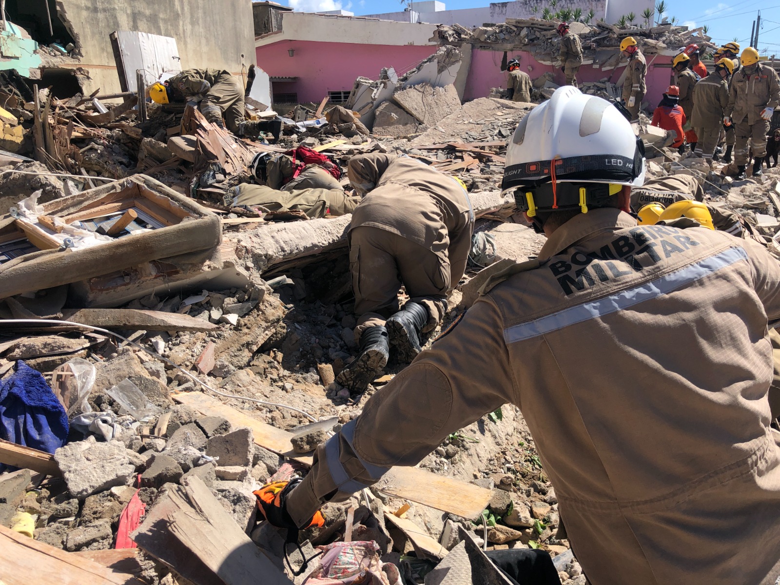 Bombeiros sumulam resgate em prédio depois de desabamento/Foto: Bombeiros Bombeiros sumulam resgate em prédio depois de desabamento/Foto: Bombeiros