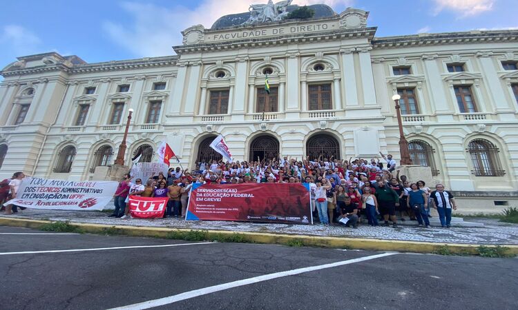 O movimento ficou concentrado em frente ao prédio da Faculdade de Direito do Recife/Foto: Aimé Kyrillos/DP foto