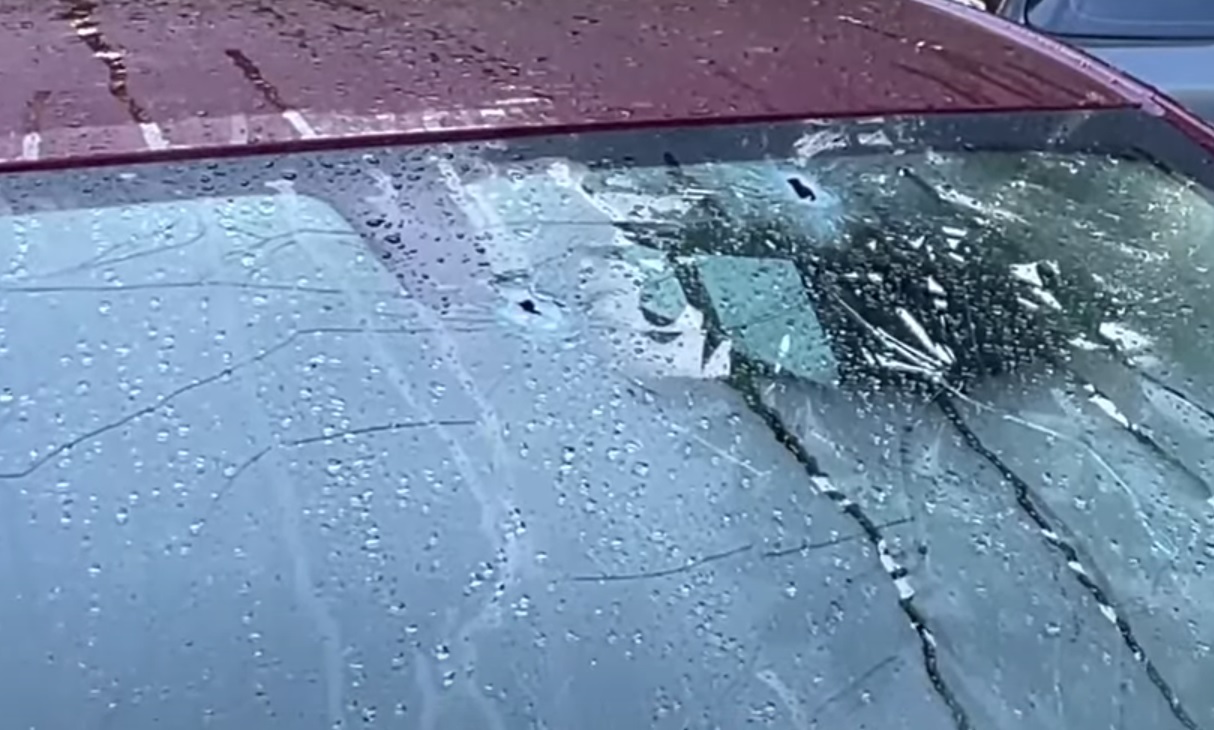 Carro roubado ficou com várias marcas de tiros/Foto: Redes Sociais